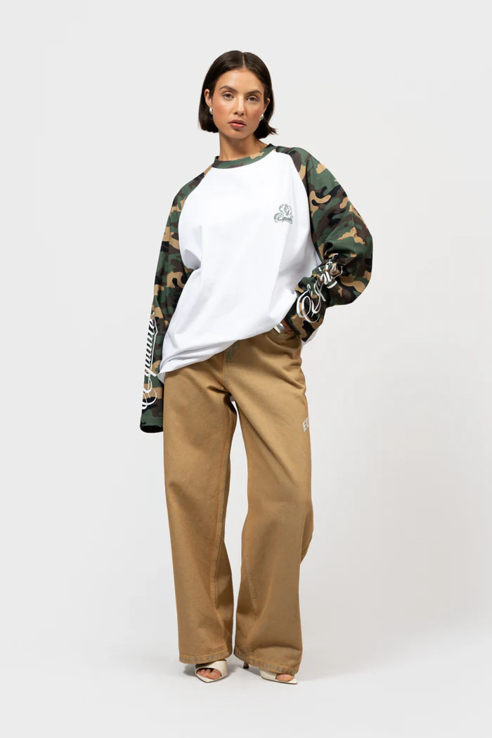 Equalité Jett Raglan Longsleeve Tee Off-White & Camo - Afbeelding 5
